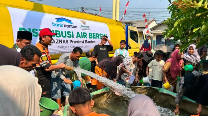 
 PT Bank Pembangunan Daerah Banten (Perseroda) Tbk atau Bank Banten berkolaborasi dengan Badan Amil Zakat Nasional (BAZNAS) Provinsi Banten menyalurkan sebanyak 32.000 liter air bersih. Foto: Ist