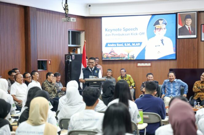 
 Gubernur Banten Andra Soni menggagas program Super Camp “Banten Merebut Garuda” di Aula Badan Pengembangan Sumber Daya Manusia (BPSDM) Provinsi Banten. Foto: Ist m