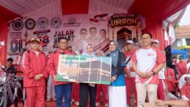 Gubernur Banten Andra Soni didampingi Ketua YPPUI saat memberikan hadiah Doorprize Umroh saat menghadiri Milad Ke-58 Yayasan Pendidikan dan Pembangunan Umat Islam (YPPUI) Ciledug Kota Tangerang. Foto: TangerangPos 