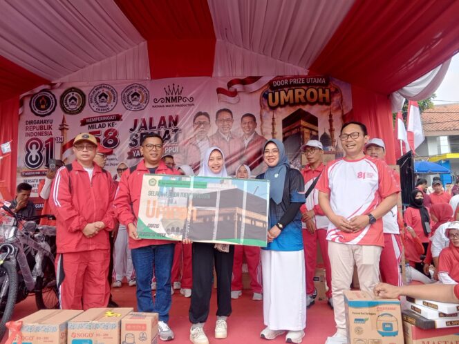 
 Gubernur Banten Andra Soni didampingi Ketua YPPUI saat memberikan hadiah Doorprize Umroh saat menghadiri Milad Ke-58 Yayasan Pendidikan dan Pembangunan Umat Islam (YPPUI) Ciledug Kota Tangerang. Foto: TangerangPos 
