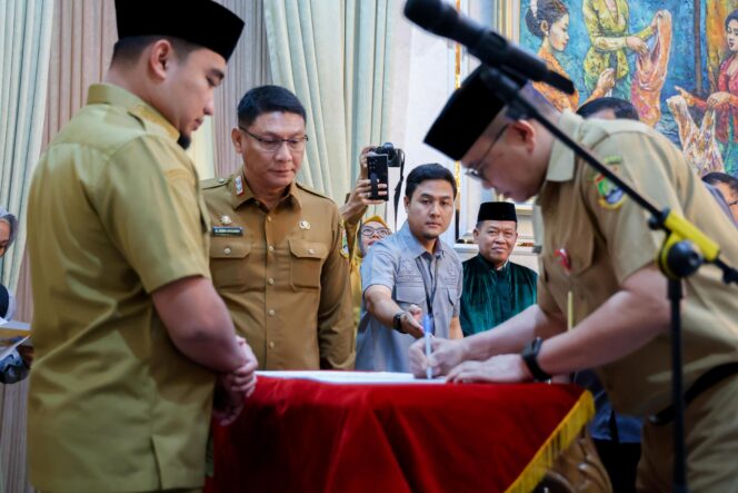 
 Sekretaris Daerah Provinsi Banten Deden Apriandhi Hartawan saat menghadiri pelantikan Sekda Kota Cilegon di Rumah Dinas Wali Kota Cilegon Jalan Ahmad Yani, Jombang, Kota Cilegon. Foto: Ist