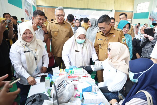 
 Wali Kota Tangerang Selatan Benyamin Davnie dampingi Gubernur Banten Andra Soni tinjau CKG di Pondok Aren. Foto: Ist