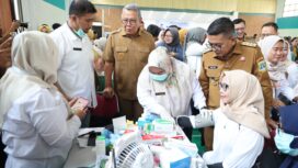 Gubernur Banten Andra Soni Didampingi Wali Kota Tangsel Benyamin Davnie saat meninjau pelaksanaan CKG di Kecamatan Pondok Aren, Kota Tangerang Selatan. Foto: Ist