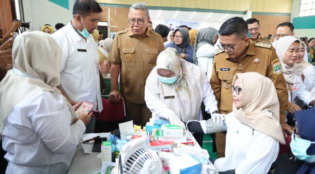 Gubernur Banten Andra Soni Didampingi Wali Kota Tangsel Benyamin Davnie saat meninjau pelaksanaan CKG di Kecamatan Pondok Aren, Kota Tangerang Selatan. Foto: Ist
