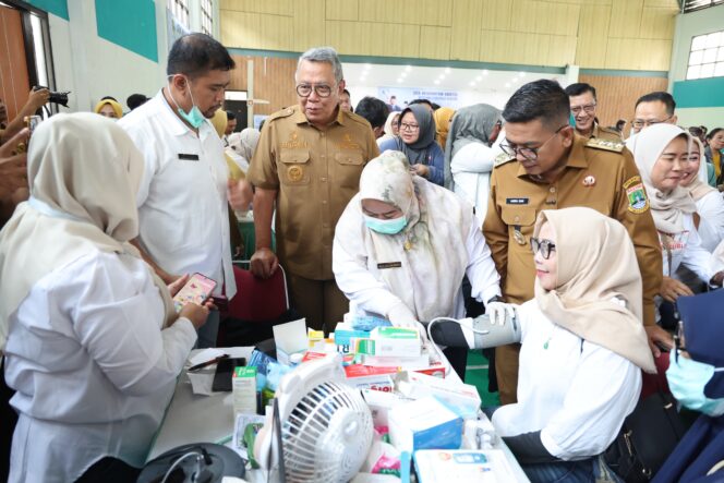 
 Gubernur Banten Andra Soni Didampingi Wali Kota Tangsel Benyamin Davnie saat meninjau pelaksanaan CKG di Kecamatan Pondok Aren, Kota Tangerang Selatan. Foto: Ist