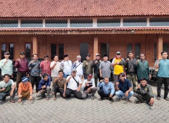 
 Anggota Komisi XI DPR RI Annisa Mahesa menyalurkan bantuan motor pengangkut sampah atau becak motor. Foto: Ist