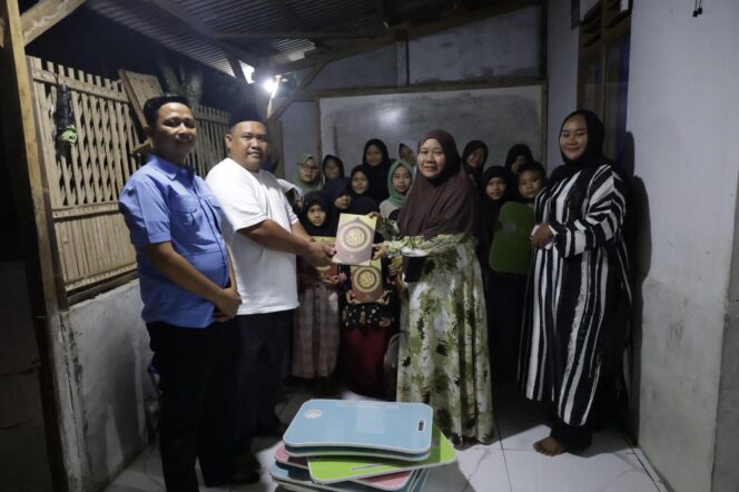 
 Penyerahan Bantuan 20 Al-Qur’an dan 35 meja lipat dari Anggota Komisi XI DPR RI, Annisa Mahesa, di Kecamatan Petir, Kabupaten Serang, Banten. Foto: Ist 