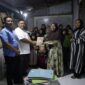 Penyerahan Bantuan 20 Al-Qur’an dan 35 meja lipat dari Anggota Komisi XI DPR RI, Annisa Mahesa, di Kecamatan Petir, Kabupaten Serang, Banten. Foto: Ist 