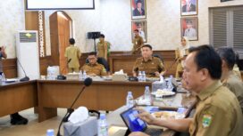 Gubernur Banten Andra Soni Didampingi Sekretaris Daerah Banten Deden Apriandhi Hartawan saat rapat koordinasi bersama Forum CSR di Aula Gedung Negara Provinsi Banten, Kota Serang. Foto: Adpimpro 
