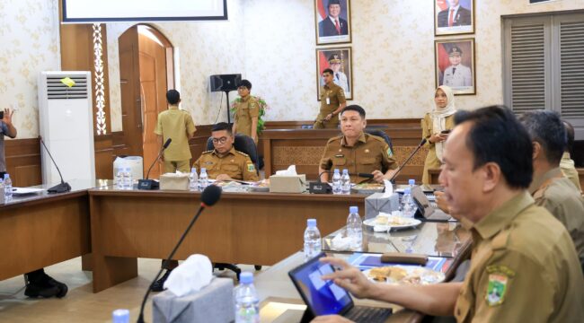 Gubernur Banten Andra Soni Didampingi Sekretaris Daerah Banten Deden Apriandhi Hartawan saat rapat koordinasi bersama Forum CSR di Aula Gedung Negara Provinsi Banten, Kota Serang. Foto: Adpimpro 