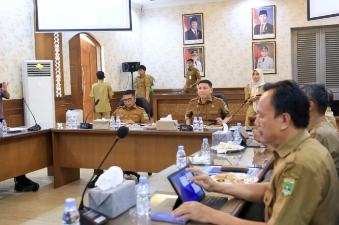 
 Gubernur Banten Andra Soni Didampingi Sekretaris Daerah Banten Deden Apriandhi Hartawan saat rapat koordinasi bersama Forum CSR di Aula Gedung Negara Provinsi Banten, Kota Serang. Foto: Adpimpro 