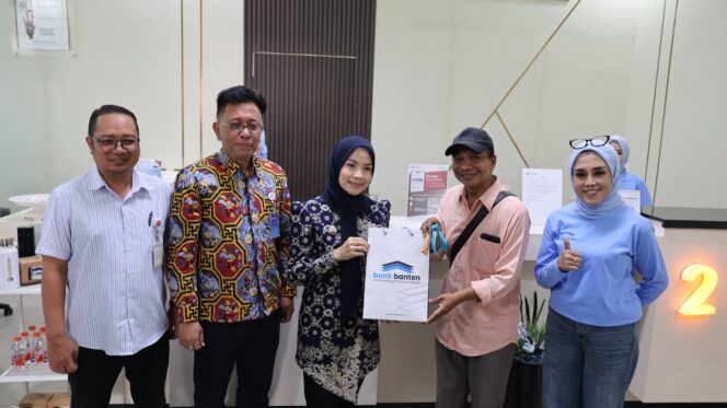 
 Kunjungan Bupati Serang Ratu Rachmatuzakiyah ke Kantor Cabang Pembantu (KCP) Veteran, Bank Banten. Foto: Ist 