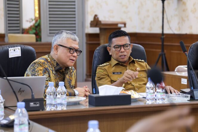 
 Gubernur Banten Andra Soni usai mengikuti Rapat Koordinasi Pengendalian Inflasi Daerah Tahun 2026 secara virtual di Ruang Rapat Rumah Dinas Gubernur Banten, Jalan Brigjen K.H. Syam’un, Kota Serang. Foto: Ist