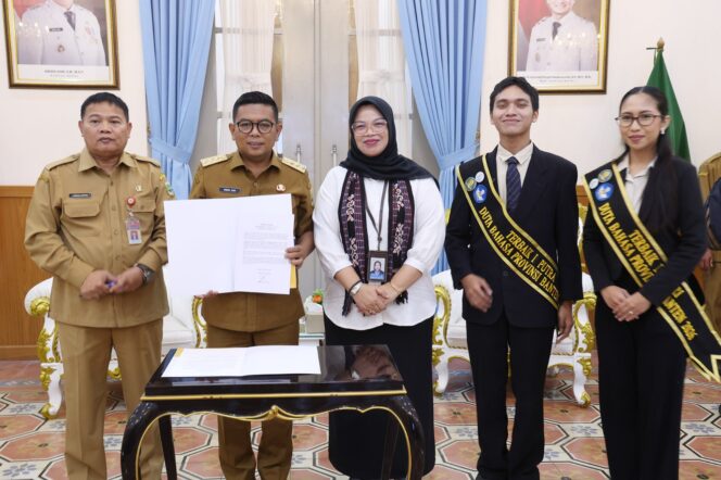 
 Gubernur Banten Andra Soni Didampingi Kepala Dindikbud Banten Jamaluddin saat menerima kunjungan Kepala Kantor Bahasa Provinsi Banten Devyanti Asmalasari beserta Duta Bahasa Banten di Gedung Negara Provinsi Banten, Kota Serang. Foto: Ist