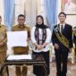 Gubernur Banten Andra Soni Didampingi Kepala Dindikbud Banten Jamaluddin saat menerima kunjungan Kepala Kantor Bahasa Provinsi Banten Devyanti Asmalasari beserta Duta Bahasa Banten di Gedung Negara Provinsi Banten, Kota Serang. Foto: Ist