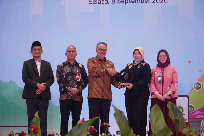 
 Anggota Komisi XI DPR RI Daerah Pemilihan Banten II, Annisa Mahesa, dalam kegiatan edukasi keuangan bagi mahasiswa “Lite-It! (Literasi Keuangan Indonesia Terdepan)” yang diselenggarakan di Auditorium UIN Sultan Maulana Hasanuddin Banten. Foto: Ist