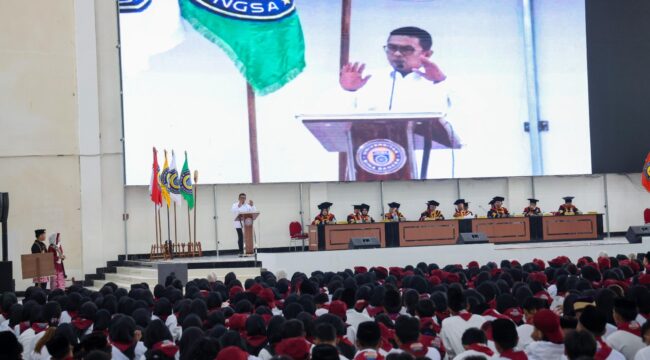 Gubernur Banten Andra Soni saat membuka Perkenalan Kehidupan Kampus Mahasiswa Baru (PKKBM) di Uniba Convention Center (UCC), Cipocok Jaya, Kota Serang. Foto: Ist