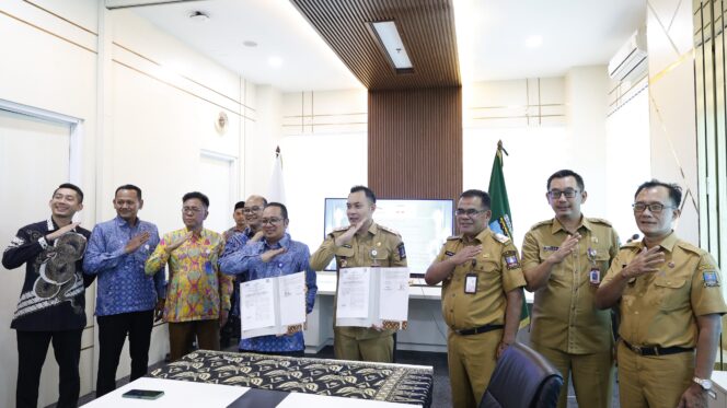 
 Penandatanganan addendum Perjanjian Kerja Sama dilakukan oleh Kepala Badan Pendapatan Daerah (Bapenda) Kabupaten Serang Lalu Farhan Nugraha dan Kepala Kantor Cabang Khusus Serang M. Nofrianto, bertempat di Ruang Rapat Grha Bank Banten, Kota Serang. Foto: Ist