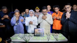 Gubernur Banten Andra Soni doa' bersama dengan seluruh tim SAR Gabungan di Posko SAR Carita Pandeglang. Foto: Ist