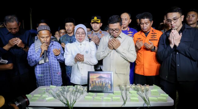 Gubernur Banten Andra Soni doa' bersama dengan seluruh tim SAR Gabungan di Posko SAR Carita Pandeglang. Foto: Ist
