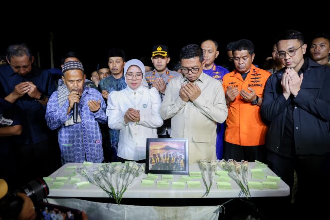 
 Gubernur Banten Andra Soni doa' bersama dengan seluruh tim SAR Gabungan di Posko SAR Carita Pandeglang. Foto: Ist