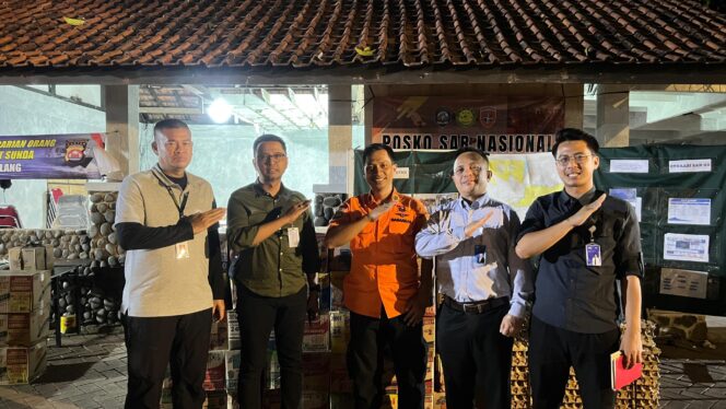 
 Lekso Mirmawan selaku perwakilan Divisi Sekretariat Perusahaan dan Hukum Bank Banten kepada BPBD Provinsi Banten selaku koordinator pelaksanaan operasi SAR di lapangan. Foto: Ist
