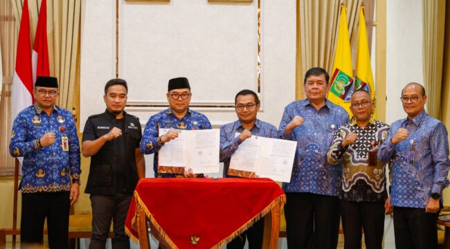 Penandatanganan Perjanjian Kerja Sama (PKS) antara Bank Banten dan Badan Pengelolaan Keuangan dan Pendapatan Aset Daerah (BPKPAD) Kota Cilegon terkait layanan pembayaran gaji Aparatur Sipil Negara (ASN) di lingkungan Pemerintah Kota Cilegon. Foto: Ist