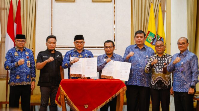 
 Penandatanganan Perjanjian Kerja Sama (PKS) antara Bank Banten dan Badan Pengelolaan Keuangan dan Pendapatan Aset Daerah (BPKPAD) Kota Cilegon terkait layanan pembayaran gaji Aparatur Sipil Negara (ASN) di lingkungan Pemerintah Kota Cilegon. Foto: Ist