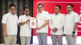 Ketua DPD Gerindra Provinsi Banten Andra Soni saat Menyerahkan SK Kepada Ketua DPC Gerindra Kabupaten Tangerang Astayudin. Foto: Imam DJM