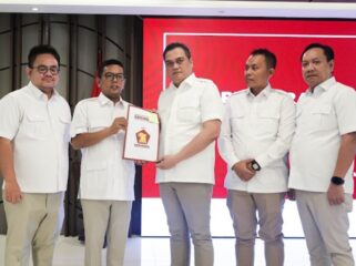 Ketua DPD Gerindra Provinsi Banten Andra Soni saat Menyerahkan SK Kepada Ketua DPC Gerindra Kabupaten Tangerang Astayudin. Foto: Imam DJM