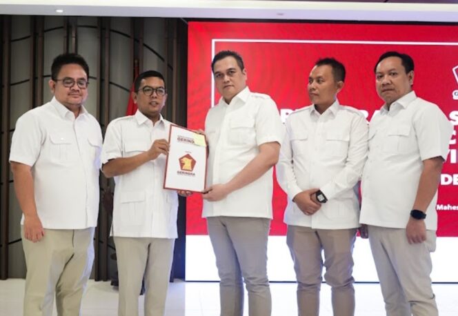 
 Ketua DPD Gerindra Provinsi Banten Andra Soni saat Menyerahkan SK Kepada Ketua DPC Gerindra Kabupaten Tangerang Astayudin. Foto: Imam DJM