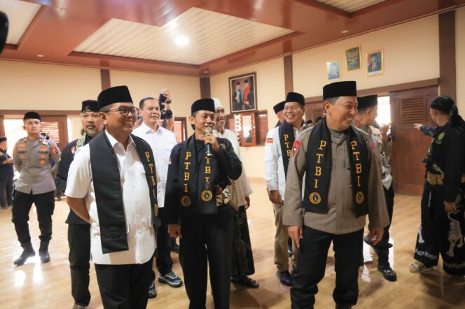 
 Kapolri Jenderal Polisi Listyo Sigit Prabowo bersama Gubernur Banten Andra Soni meresmikan Balai Latihan Silat Pasanggrahan Tjimande Banten Indonesia (PTBI) di Kampung Cibogo, Kelurahan Lebakwangi, Kecamatan Walantaka, Kota Serang. Foto: Ist