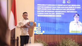 Gubernur Banten Andra Soni saat menghadiri acara Penandatanganan Kesepakatan Antardaerah dan Perjanjian Kerja Sama Replikasi Sistem Integrasi Geospasial Informasi Tanah dan Pajak (SISGITA) di Aula Blandongan, Balai Kota Tangerang Selatan (Tangsel). Foto: Ist