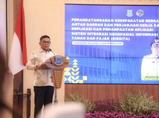 Gubernur Banten Andra Soni saat menghadiri acara Penandatanganan Kesepakatan Antardaerah dan Perjanjian Kerja Sama Replikasi Sistem Integrasi Geospasial Informasi Tanah dan Pajak (SISGITA) di Aula Blandongan, Balai Kota Tangerang Selatan (Tangsel). Foto: Ist