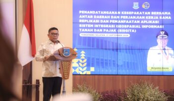 Gubernur Banten Andra Soni saat menghadiri acara Penandatanganan Kesepakatan Antardaerah dan Perjanjian Kerja Sama Replikasi Sistem Integrasi Geospasial Informasi Tanah dan Pajak (SISGITA) di Aula Blandongan, Balai Kota Tangerang Selatan (Tangsel). Foto: Ist