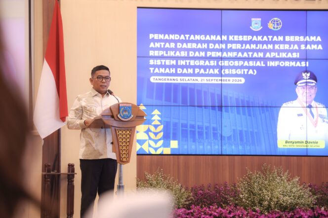 
 Gubernur Banten Andra Soni saat menghadiri acara Penandatanganan Kesepakatan Antardaerah dan Perjanjian Kerja Sama Replikasi Sistem Integrasi Geospasial Informasi Tanah dan Pajak (SISGITA) di Aula Blandongan, Balai Kota Tangerang Selatan (Tangsel). Foto: Ist