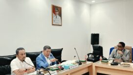 Ketua DPRD Provinsi Banten Fahmi Hakim Didampingi dipimpin Ketua Pansus Minerba Ishak Sidik dan Anggota Pansus Moh.Bahri saat Pembahasan Raperda tentang Pelaksanaan Kewenangan Urusan Pemerintahan Bidang Pertambangan Mineral dan Batubara, Selasa (22/9/2026), di Ruang Rapat Komisi IV DPRD Banten. Foto: Ist