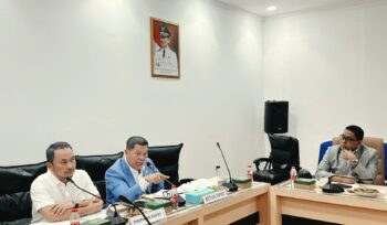 Ketua DPRD Provinsi Banten Fahmi Hakim Didampingi dipimpin Ketua Pansus Minerba Ishak Sidik dan Anggota Pansus Moh.Bahri saat Pembahasan Raperda tentang Pelaksanaan Kewenangan Urusan Pemerintahan Bidang Pertambangan Mineral dan Batubara, Selasa (22/9/2026), di Ruang Rapat Komisi IV DPRD Banten. Foto: Ist