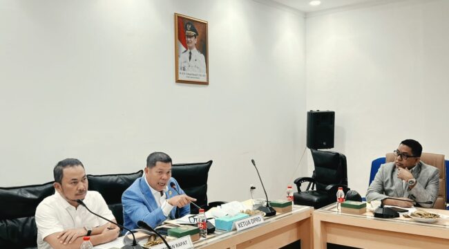 Ketua DPRD Provinsi Banten Fahmi Hakim Didampingi dipimpin Ketua Pansus Minerba Ishak Sidik dan Anggota Pansus Moh.Bahri saat Pembahasan Raperda tentang Pelaksanaan Kewenangan Urusan Pemerintahan Bidang Pertambangan Mineral dan Batubara, Selasa (22/9/2026), di Ruang Rapat Komisi IV DPRD Banten. Foto: Ist