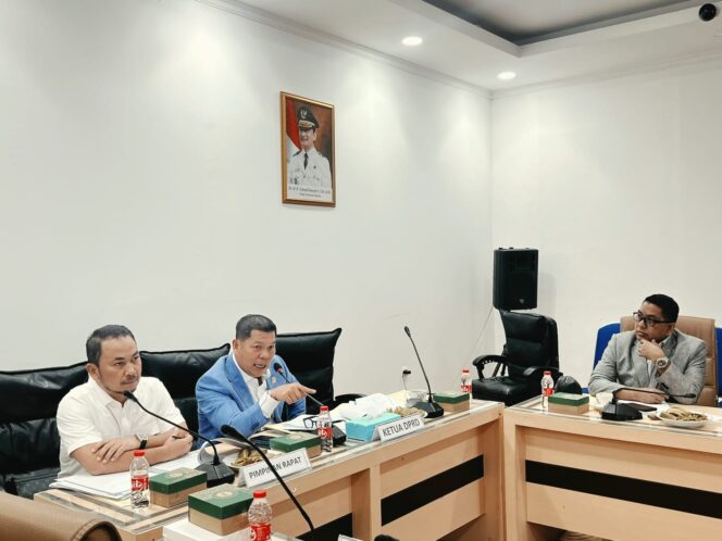 
 Ketua DPRD Provinsi Banten Fahmi Hakim Didampingi dipimpin Ketua Pansus Minerba Ishak Sidik dan Anggota Pansus Moh.Bahri saat Pembahasan Raperda tentang Pelaksanaan Kewenangan Urusan Pemerintahan Bidang Pertambangan Mineral dan Batubara, Selasa (22/9/2026), di Ruang Rapat Komisi IV DPRD Banten. Foto: Ist