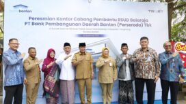Bupati Tangerang Moch. Maesyal Rasyid dan Wakil Bupati Tangerang Intan Nurul Hikmah bersama Direktur Utama Bank Banten Muhammad Busthami saat meresmikan Kantor Layanan Bank Banten KCP RSUD Balaraja. Foto: Ist