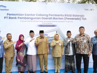 Bupati Tangerang Moch. Maesyal Rasyid dan Wakil Bupati Tangerang Intan Nurul Hikmah bersama Direktur Utama Bank Banten Muhammad Busthami saat meresmikan Kantor Layanan Bank Banten KCP RSUD Balaraja. Foto: Ist