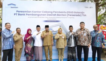 Bupati Tangerang Moch. Maesyal Rasyid dan Wakil Bupati Tangerang Intan Nurul Hikmah bersama Direktur Utama Bank Banten Muhammad Busthami saat meresmikan Kantor Layanan Bank Banten KCP RSUD Balaraja. Foto: Ist