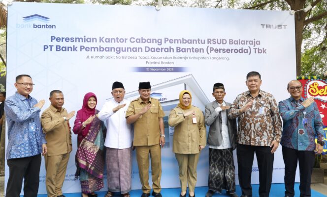 
 Bupati Tangerang Moch. Maesyal Rasyid dan Wakil Bupati Tangerang Intan Nurul Hikmah bersama Direktur Utama Bank Banten Muhammad Busthami saat meresmikan Kantor Layanan Bank Banten KCP RSUD Balaraja. Foto: Ist