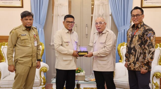 Gubernur Banten Andra Soni bersama Komisaris PT Telkom Akses Ricky HS Tamba beserta jajaran direksi, serta Kepala Diskominfo Provinsi Banten Beni Foto: Ist