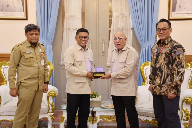 
 Gubernur Banten Andra Soni bersama Komisaris PT Telkom Akses Ricky HS Tamba beserta jajaran direksi, serta Kepala Diskominfo Provinsi Banten Beni Foto: Ist