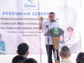 Gubernur Banten Andra Soni saat menghadiri peresmian serentak pembangunan peningkatan kualitas kawasan permukiman, perumahan, sarana umum, dan Posyandra Provinsi Banten tahun anggaran 2025 yang dipusatkan di Lingkungan Jaga Baya, Desa Kemanisan, Kecamatan Curug, Kota Serang. Foto: Ist