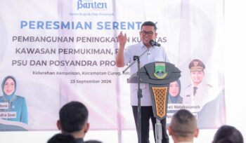 Gubernur Banten Andra Soni saat menghadiri peresmian serentak pembangunan peningkatan kualitas kawasan permukiman, perumahan, sarana umum, dan Posyandra Provinsi Banten tahun anggaran 2025 yang dipusatkan di Lingkungan Jaga Baya, Desa Kemanisan, Kecamatan Curug, Kota Serang. Foto: Ist