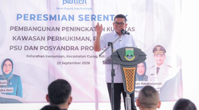 Gubernur Banten Andra Soni saat menghadiri peresmian serentak pembangunan peningkatan kualitas kawasan permukiman, perumahan, sarana umum, dan Posyandra Provinsi Banten tahun anggaran 2025 yang dipusatkan di Lingkungan Jaga Baya, Desa Kemanisan, Kecamatan Curug, Kota Serang. Foto: Ist