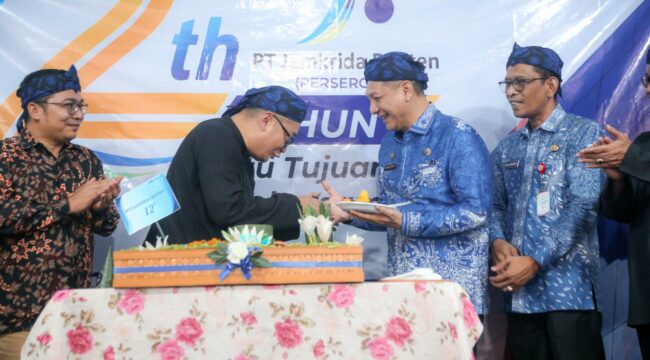 Sekretaris Daerah Provinsi Banten Deden Apriandhi Hartawan saat menghadiri acara peringatan Hari Ulang Tahun (HUT) ke-12 PT Jamkrida Banten di Jalan Raya Serang-Pandeglang, Lingkungan Karundang, Kelurahan Tembong, Kecamatan Cipocok Jaya, Kota Serang. Foto: Ist